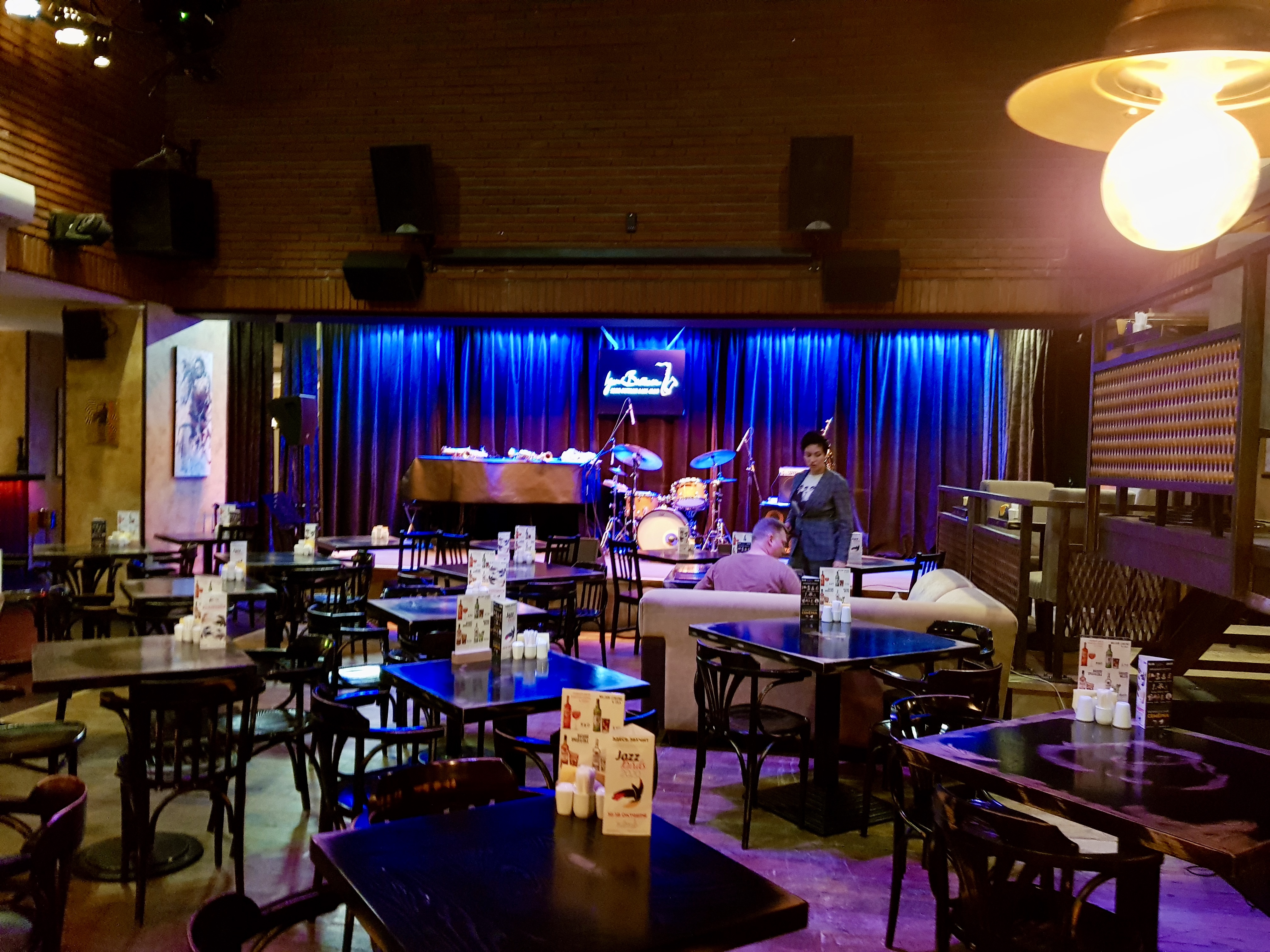  Der Igor Butman Jazz-Club füllt sich langsam. 